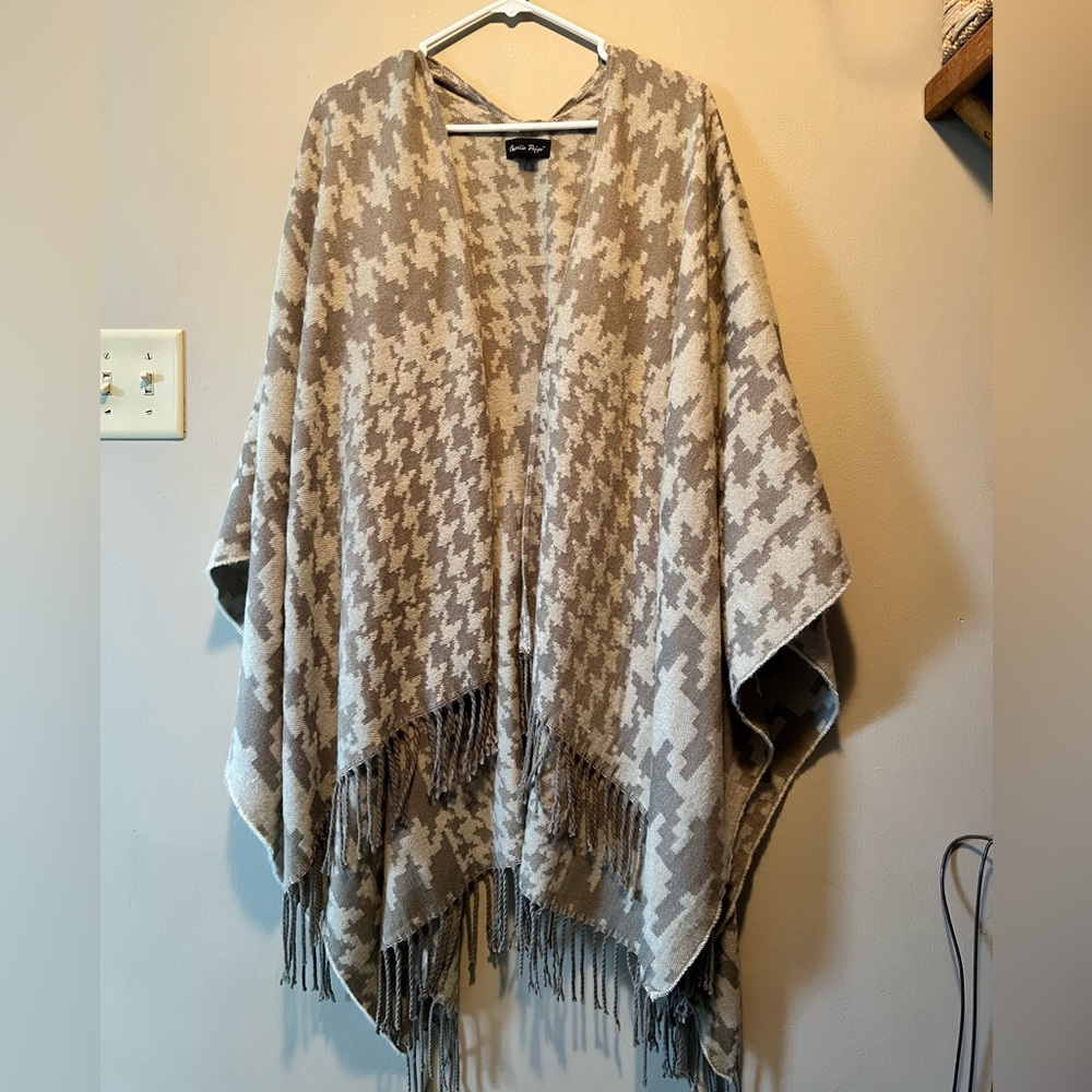 Charlie Paige OS poncho/cape. Tan and cream with bottom fringe. 100% acrylic